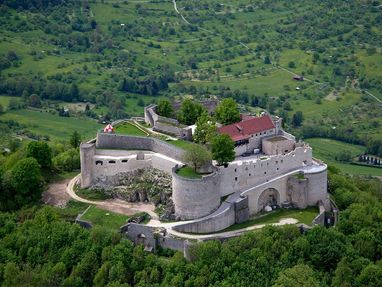 Festungsruine Hohenneuffen, die Burg hat hohe, dicke Mauern
