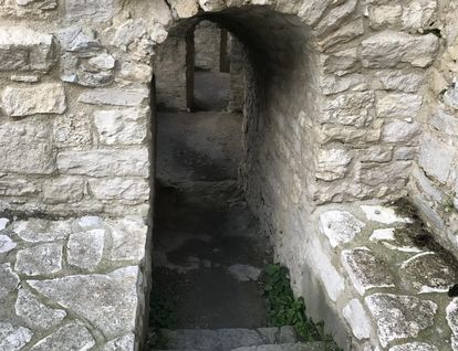 Festungsruine Hohenneuffen, Eingang zu den östlichen Kasematten