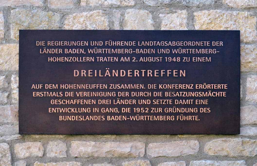 Festungsruine Hohenneuffen, Gedenktafel zum Dreiländertreffen