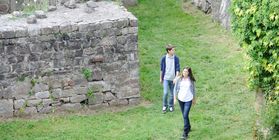 Jugendliche beim Besuch der Festungsruine Hohenneuffen
