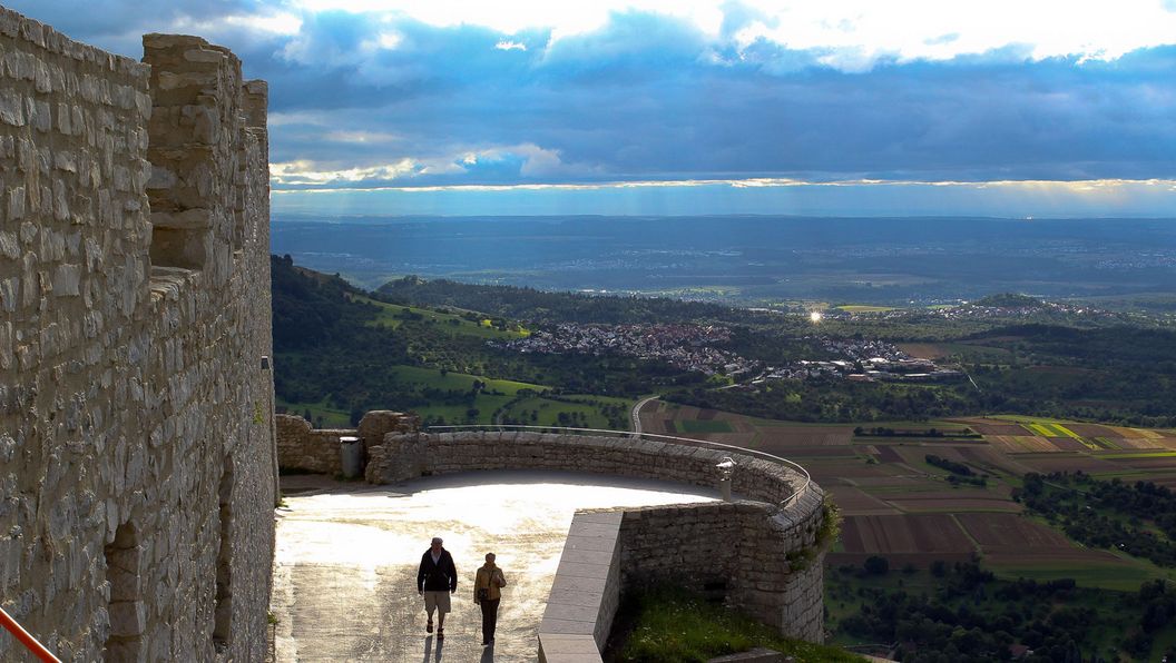 Festungsruine Hohenneuffen, Ausblick nach Nordwesten mit Schwarzem Turm