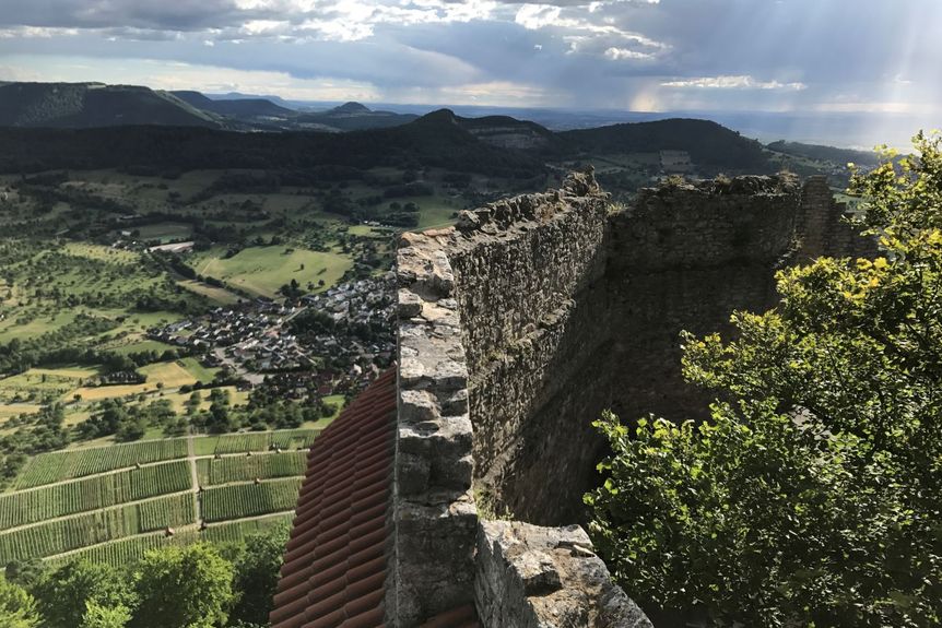 Festungsruine Hohenneuffen, Event, Festungsmauern mit Blick auf den Albtrauf