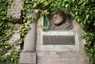 Festungsruine Hohenneuffen, Gedenktafel für Eduard Paulus