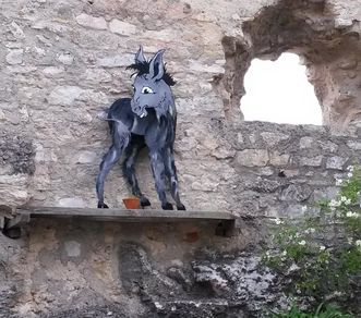 Festungsruine Hohenneuffen, Eselfigur im Innenhof