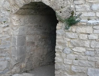 Festungsruine Hohenneuffen, Zwischen den Gewölben