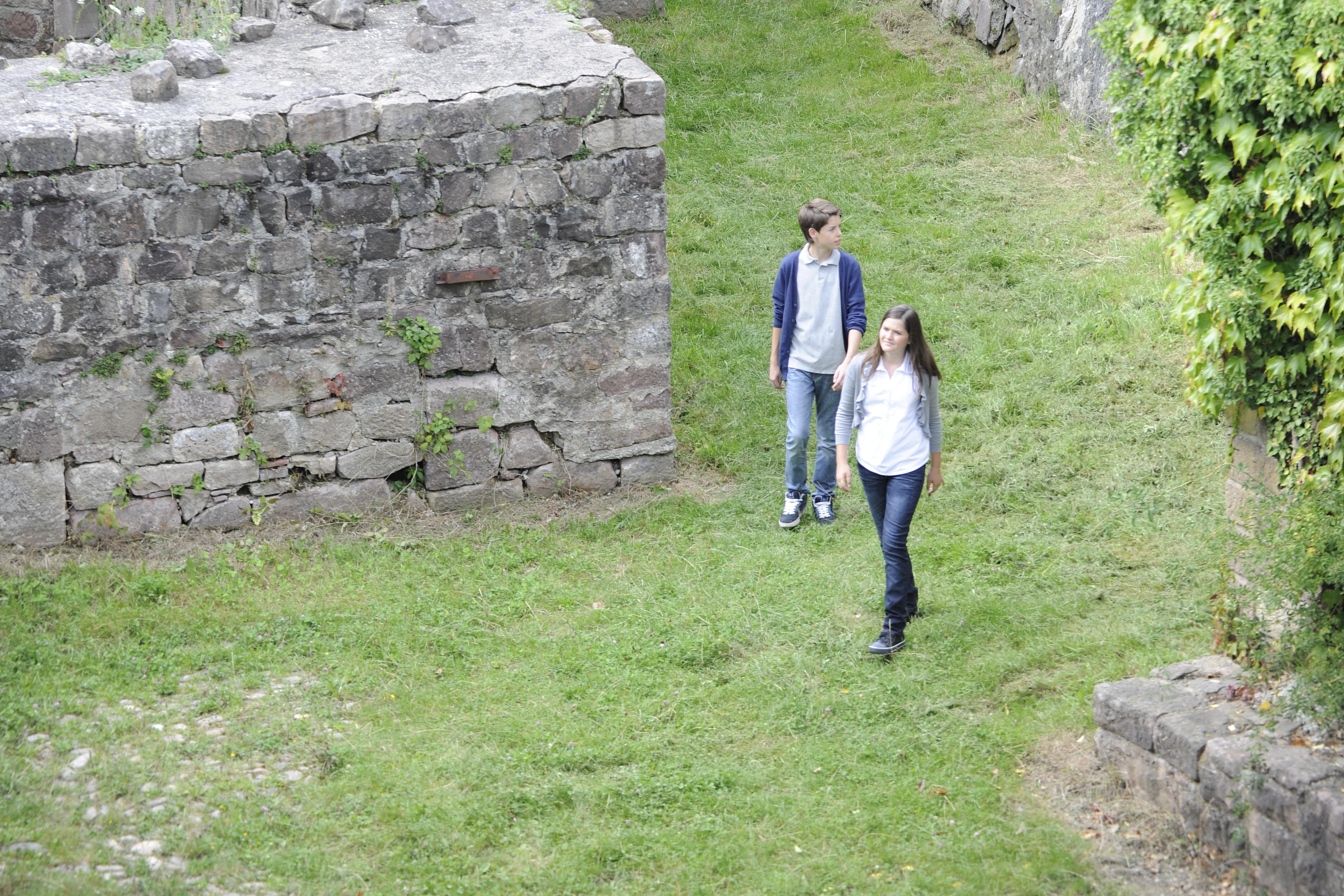 Jugendliche beim Besuch der Festungsruine Hohenneuffen